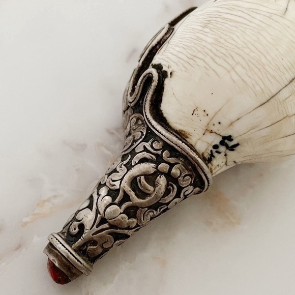Antique Tibetan Conch Shell Horn Small
Circa 1700-1800 - Picture 4 of 7